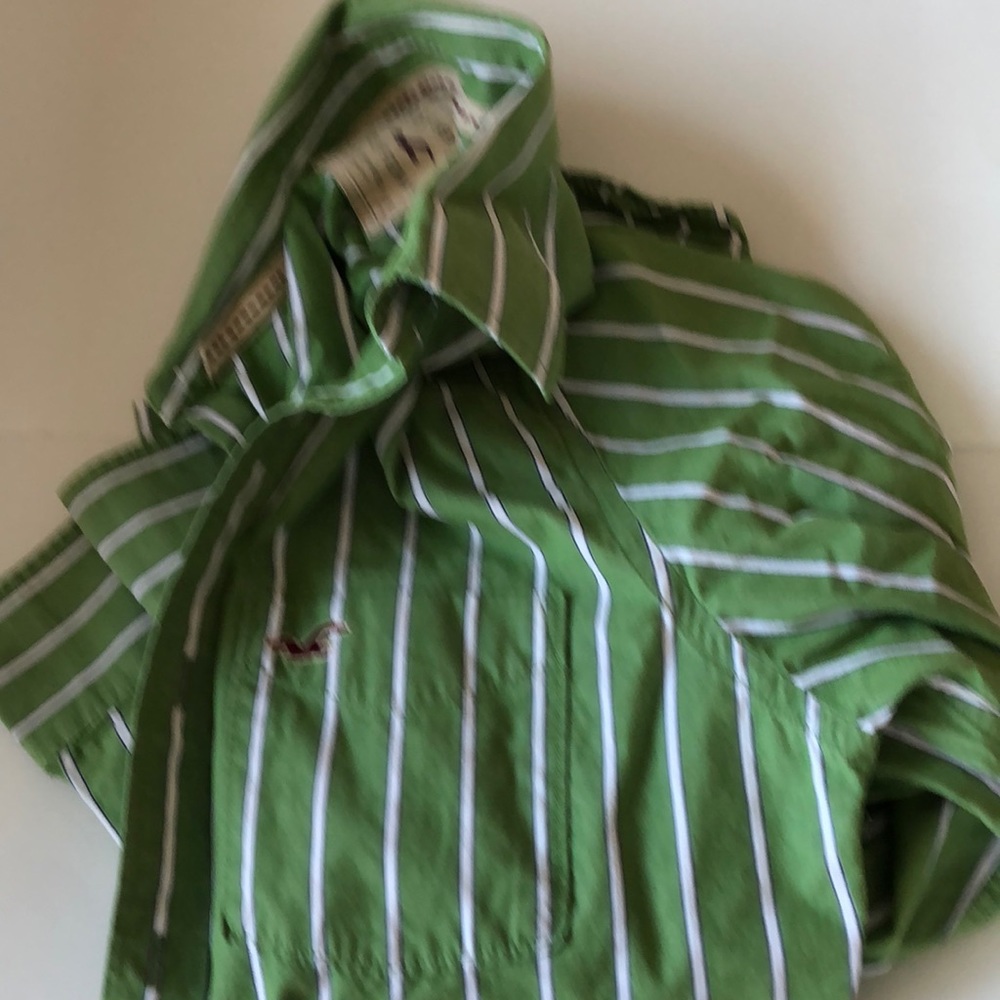 Green Hollister ☘️shirt - Picture 5 of 6